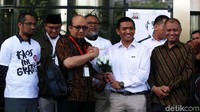Novel melakukan salam komando dengan Ketua Wadah Pegawai KPK Yudi Purnomo.