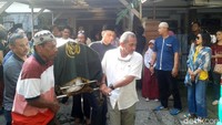 Jenazah dishalatkan di Masjid Al-Qarim, kemudian dimakamkan di TPU Tanah Kusir.