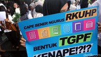 Ada pula poster yang meminta pemerintah segera membentuk Tim Gabungan Pencari Fakta (TGPF) untuk mengusut tuntas dan secara terbuka mengungkap pelaku penyerangan Novel Baswedan beberapa waktu lalu.