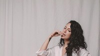 Sophia Latjuba juga membuat netizen heboh kala mengunggah fotonya yang tampil seksi tersebut. Dok. Instagram/sophia_latjuba88