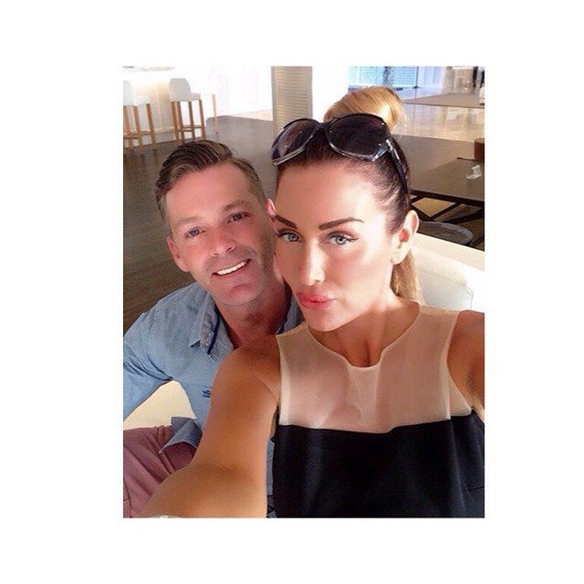 Bokongku sangat besar aku khawatir tidak bisa duduk di kursi pesawat, aku sudah duka kali operasi dan ingin implan, tapi dokter bedahku mengatakan itu terlalu berbahaya. Suamiku tak suka bokongku yang besar tapi aku tidak peduli, aku sudah sintal juga tapi sintal seperti Kardashian sangat fashionable, ungkap Aimi. Foto: Instagram @aimis_world