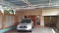 Di car port, tampak satu mobil terparkir. 