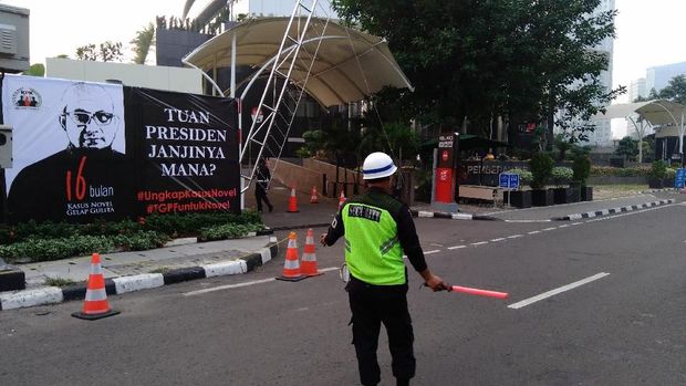 Spanduk 'Tuan Presiden Janjinya Mana?' Sambut Novel Kembali ke KPK