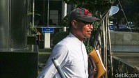 Dia mengatakan, dirinya tidak mengetahui sepak terjang Eni selama di Jakarta. Apalagi selama satu tahun terakhir, dirinya berada di Temanggung untuk melakukan sosialisasi dan kampanye Pilkada.