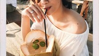 Selain tampil di layar kaca, Vanessa juga punya bisnis masker organik. Ini posenya saat liburan di Bali sambil menyeruput segarnya es kelapa muda. Foto: Instagram vanessaangelofficial