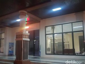KPK Geledah Ruangan Bupati Lampung Selatan 2 Jam