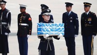Seperti dilansir AFP dan Reuters, Jumat (27/7/2018), pesawat militer AS itu tiba di Korsel pada Jumat (27/7) waktu setempat, tepat saat peringatan 65 tahun gencatan senjata yang mengakhiri Perang Korea tahun 1950-1953 silam.  (Foto: Dok. REUTERS/Kim Hong-Ji/Pool)