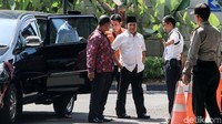 Zainudin tiba di gedung KPK, Jalan Rasuna Said, Jakarta Selatan, pukul 13.38 WIB, Jumat (27/7/2018). Dia mengenakan baju putih dan topi hitam.