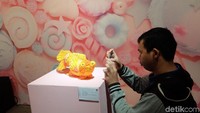 Uniknya karya yang berbentuk dan terbuat seperti kue-kue dan buah-buahan itu terbuat dari clay dan resin.  Foto: Tia Agnes/ detikHOT