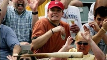 Duh kena ke siapa ya tongkat baseball itu ya? Foto: Brightside