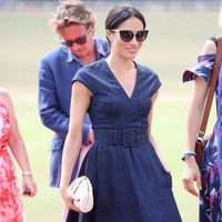 Meghan Markle hari itu tampil klasik tapi ada sentuhan modern dengan dress dari Carolina Herrera. Dress berpotongan A-Line tersebut berbahan denim.  Foto: dok. Getty Images