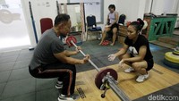 Salah seorang atlet sedang mendengarkan pengarahan dari pelatih.