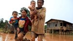 Foto: Derita Warga di Tengah Banjir Dahsyat Laos