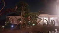 Pantauan detikcom di lokasi, komplek rumah Zainuddin berdiri di tanah yang luasnya sekitar 1 hektare. Antara rumah dan masjid hanya dibatasi pagar tinggi.
