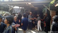 Para tamu mulai dari kerabat hingga insan film mulai berdatangan pada siang tadi.