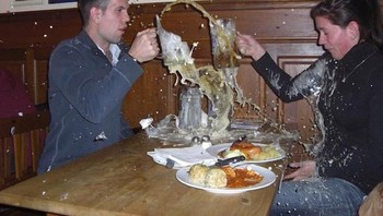 Momen sepersekian detik saat gelas pecah. Foto: Brightside