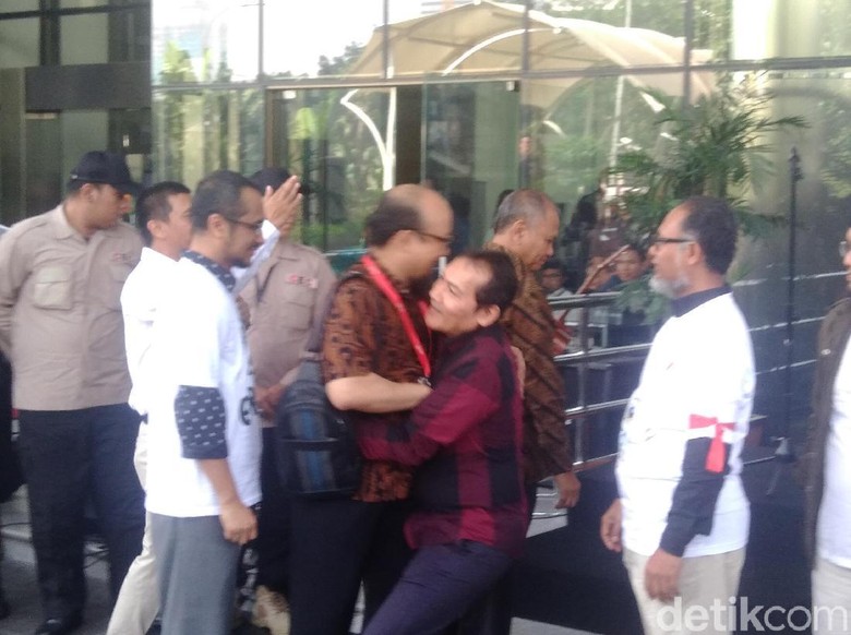 Kembali Ngantor, Novel Baswedan Dipeluk Pimpinan KPK Kembali Ngantor, Novel Baswedan Dipeluk Pimpinan KPK