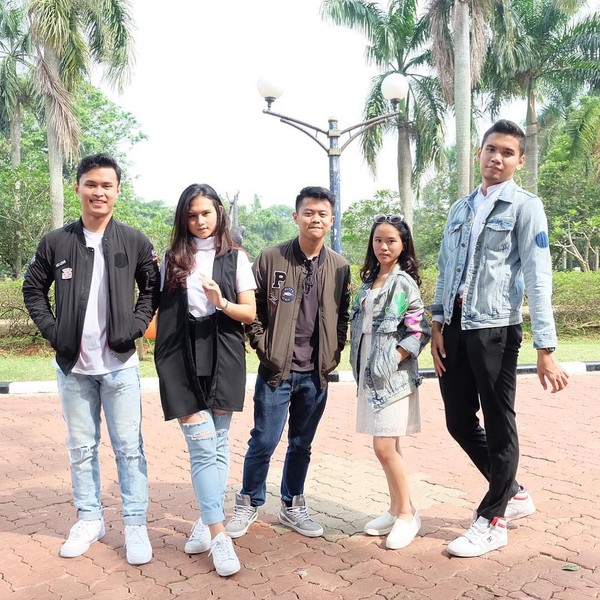 Ceyco dalam foto ini sedang jalan-jalan bersama-sama temannya. Melihat tempatnya seperti di Monas (Monumen Nasional) Jakarta (ceycogeorgia/Instagram) Ceyco dalam foto ini sedang jalan-jalan bersama-sama temannya. Melihat tempatnya seperti di Monas (Monumen Nasional) Jakarta (ceycogeorgia/Instagram)