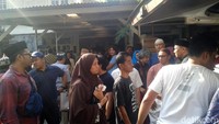 Banyak para warga yang nyelat kerumah Tino Saroengallo. Foto: Febriyantino