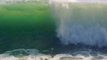 Sesaat sebelum ombak datang. Foto: Brightside