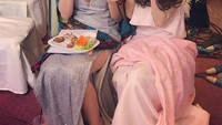 Makan bersama di lokasi syuting. Sepiring berdua ternyata enak juga nih. Foto: Instagram @nat_nattasha