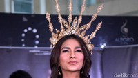 Pose Nova Eliza saat kenakan riasan seberat lima kilogram. Foto: Pool/Noel/detikHOT