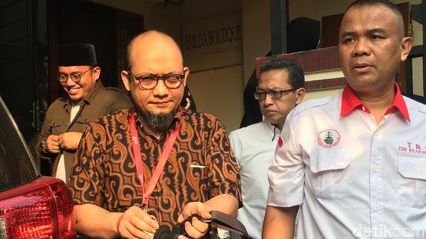 Novel Baswedan Berangkat Ngantor ke KPK