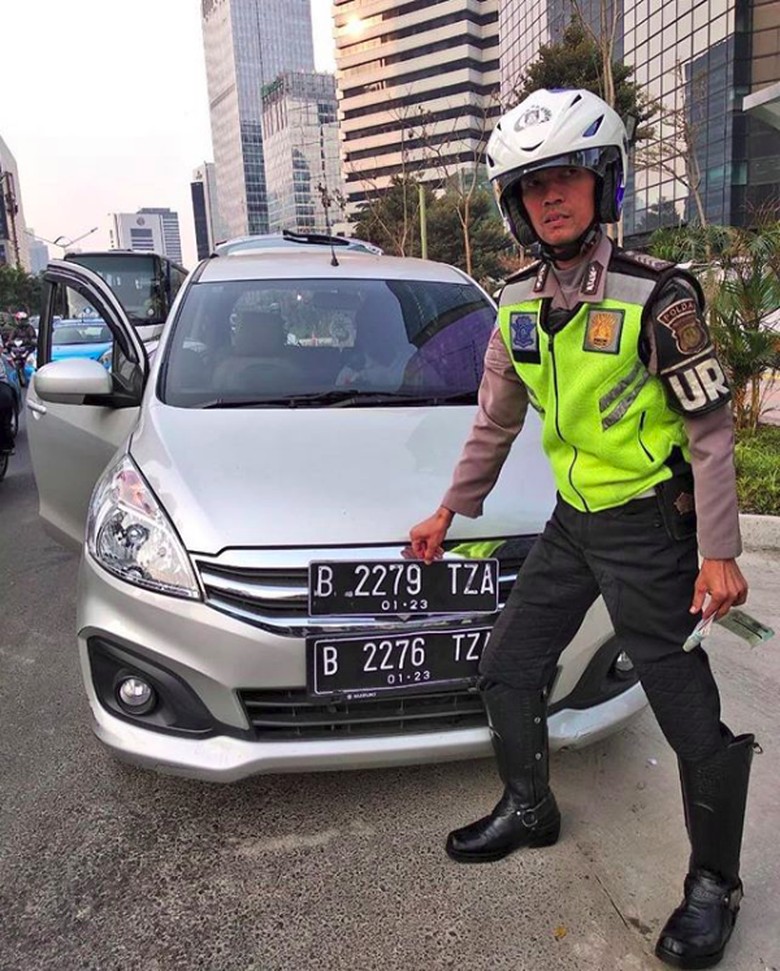 Akali Ganjil Genap, Mobil Punya Dua Pelat Nomor. Foto: Instagram/tmcpoldametro Akali Ganjil Genap, Mobil Punya Dua Pelat Nomor. Foto: Instagram/tmcpoldametro