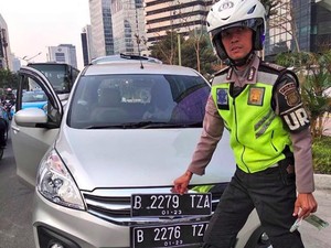 Terciduk, Mobil Ini Punya 2 Pelat Akali Ganjil Genap