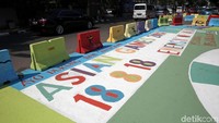 Pemandangan berbeda terlihat di Jalan Proklamasi, Jakarta Pusat, Jumat (27/7/2018). Jalanan di jalan tersebut tampak berwarna-warni dengan gambar dan tulisan bertema Asian Games 2018.