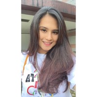 Saat rambut panjangnya digerai, Ceyco yang terinspirasi jadi atlet karena ingin seperti tante dan kakaknya ini terlihat sangat feminin. Foto: Instagram/@ceycogeorgia