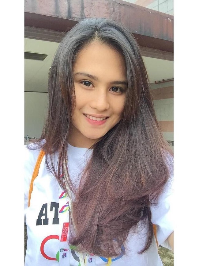 Saat rambut panjangnya digerai, Ceyco yang terinspirasi jadi atlet karena ingin seperti tante dan kakaknya ini terlihat sangat feminin. Foto: Instagram/@ceycogeorgia