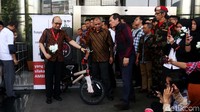 Aksi teatrikal tersebut dilakukan saat penyambutan Novel BAswedan di Gedung KPK, Jakarta, Jumat (27/7).