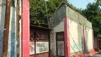 Bagian belakang rumah Elvy terlihat banyak coretan di sana-sini. 