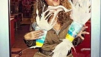 Seorang perempuan kebentur pintu kaca. Foto: Brightside