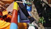 Kegiatan mengecat Jembatan Buntung ini merupakan salah satu persiapan kota Jakarta menyambut Asian Games 2018.