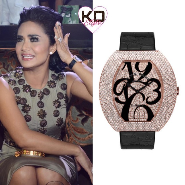 Jam tangan yang dipakai penyanyi Krisdayanti di pergelangan tangan kirinya ini merupakan keluaran brand Frank Muller. Jam seri ‘Infinity Diamonds’ itu harganya mencapai Rp 2,6 miliar. Foto: Instagram