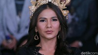Menurut aktris berusia 38 tahun itu, ia sengaja mengenakan riasan kepala agar memberikan kesan berbeda pada film terbarunya. Foto: Pool/Ismail/detikHOT