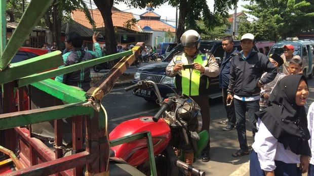 Odong-odong Ditabrak Truk di Jaktim, 12 Penumpang Terluka