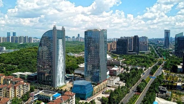 Wow! China Punya Air Terjun di Gedung Pencakar Langit