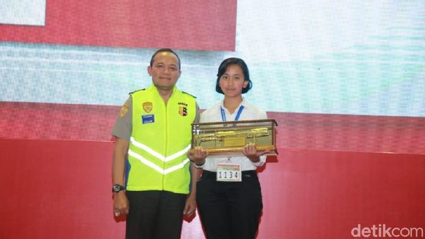 Penghargaan diterima Hillary yang lapor ke panitia saat mendapatkan kelebihan nilai dalam seleksi