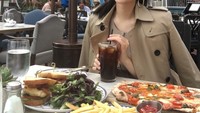 Walau berbadan ramping, pemeran utama drama berjudul Whats Wrong with Secretary Kim itu ternyata doyan makan junk food. Ia bahkan terlihat meminum segelas soft drink. Foto: Instagram rachel_mypark