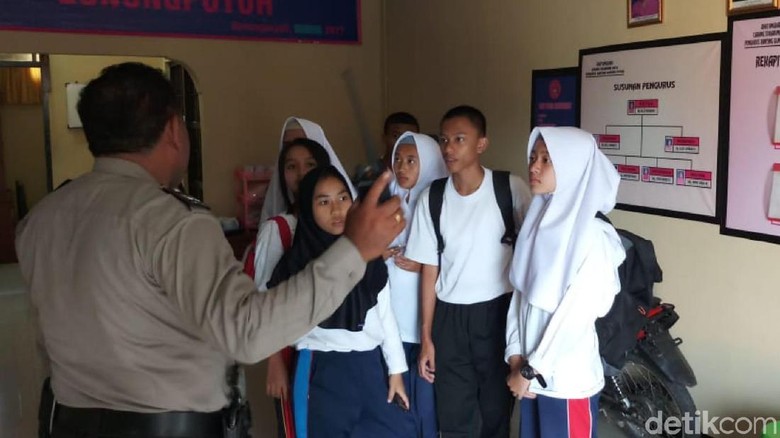 Diajak Keliling Sel Tahanan, Cara Polisi di Sukabumi Ajari Pelajar Diajak Keliling Sel Tahanan, Cara Polisi di Sukabumi Ajari Pelajar