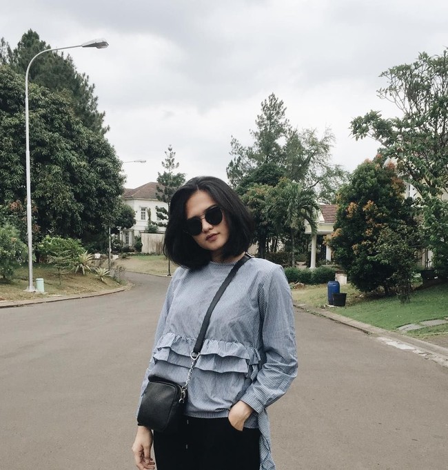 Gaya casual dan girlie Ceyco dengan blouse aksen ruffle. Manis, ya? Foto: Instagram/@ceycogeorgia