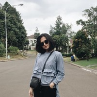Gaya casual dan girlie Ceyco dengan blouse aksen ruffle. Manis, ya? Foto: Instagram/@ceycogeorgia