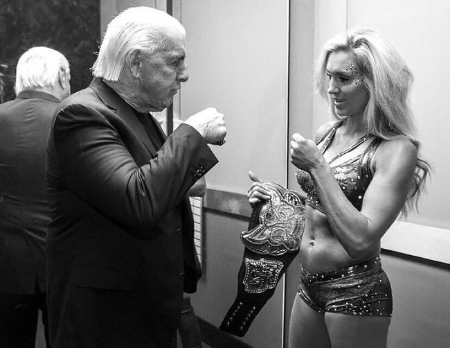 Charlotte memulai debutnya di arena SmackDown lima tahun. Selam itu, ia telah 10 kali memenangkan kejuaraan WWE Wanita. (Foto: Instagram)