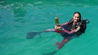 Artis dan Mantan Putri Indonesia 2005 Nadine Chnadrawinata pun menjadi salah seorang yang mendapat kehormatan untuk membawa obor Asian Games 2018 di bawah laut. Antara Foto/Hendar.