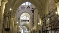 Salah satu bangunan dengan gaya gothik yaitu Katedral Toledo atau Cathedral Primada Santa María de Toledo. Bagian dalam katedral itu dipenuhi berbagai macam ornamen bersejarah dengan tiang-tiang tinggi. (Dhani Irawan/detikTravel)