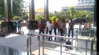 Foto: Tak ada raut ketegangan saat dia tiba. Dia mengenakan baju putih dan topi hitam. (Bil Wahid-detikcom)
