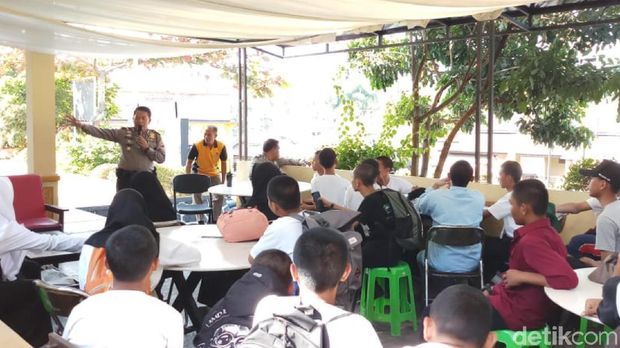 Diajak Keliling Sel Tahanan, Cara Polisi di Sukabumi Ajari Pelajar
